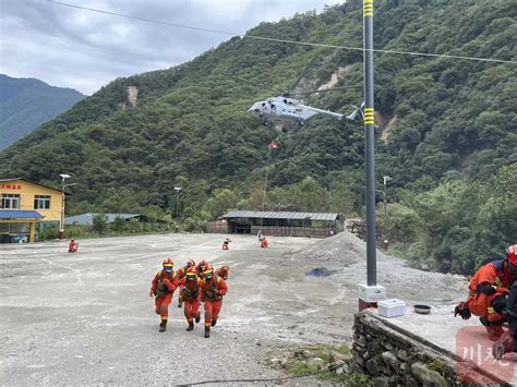 直击丨泸定县磨西镇共和村：3架直升机转移重伤员四川在线