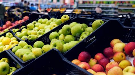 Servicio De Frutas En El Supermercado Muchas Manzanas En El Mostrador