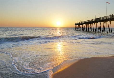 Avalon Pier No Outer Banks Da Carolina Do Norte No Nascer Do Sol Imagem