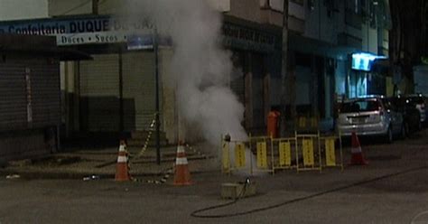 G1 Fumaça em bueiro assusta pedestres em Copacabana na Zona Sul do