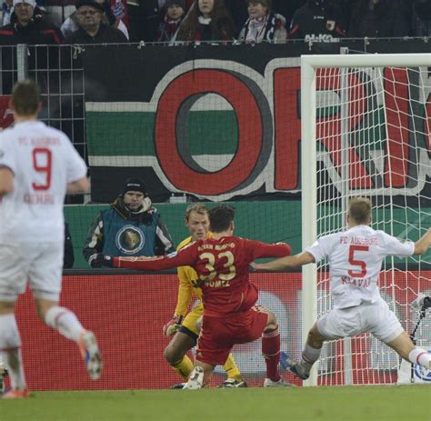 Beim Fc Augsburg Fc Bayern Trotz Rot F R Ribery Im Viertelfinale Welt