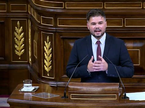 Rufián enfada a Sánchez con un discurso duro y mostrando balas