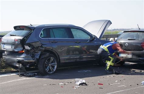 A81 Richtung Singen voll gesperrt Schwerer Unfall mit fünf Fahrzeugen