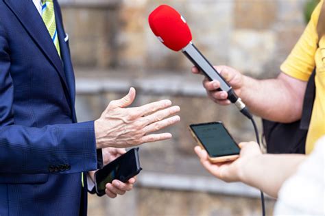 Periodista Sosteniendo Micrófono Haciendo Entrevista Mediática Con