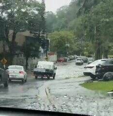 VÍDEO chuva forte alaga ruas em Volta Redonda Sul do Rio e Costa