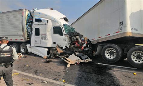 Choque Frontal De Auto Y Tr Iler Deja Muertos En La Morelia Guadalajara