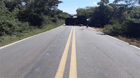 Carreta carregada de álcool etílico tomba na BR 135 OitoMeia