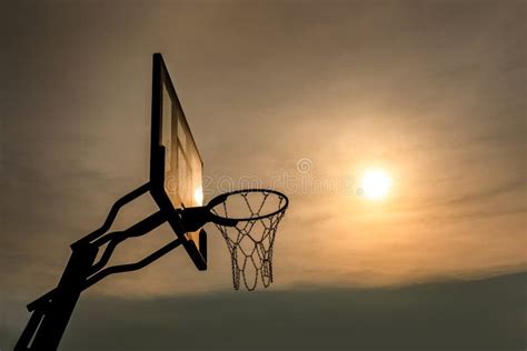 Tablero Trasero De Baloncesto En La Puesta Del Sol Imagen De Archivo