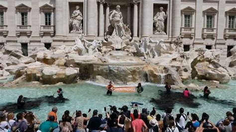 Fotos Ambientalistas Ti En De Negro La Fontana Di Trevi En Roma Por