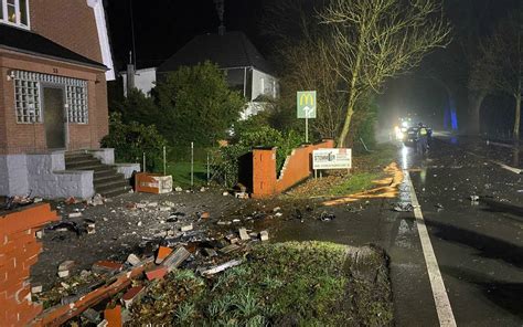 Unfall in Hückeswagen Eingestürzte Mauer und Öl auf der Straße