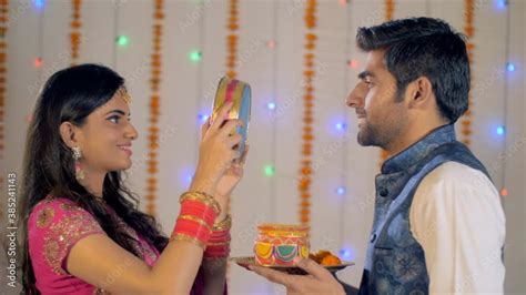 Vidéo Stock Newly Wed Indian Couple Celebrating Karwa Chauth Festival In Traditional Wear