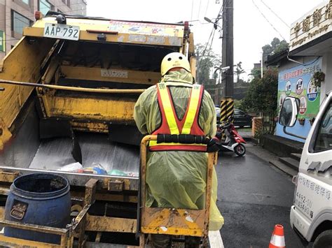 防清潔隊員墜落 嘉義縣垃圾車、資源回收車加裝安全護欄及掛勾 保障執勤安危 中央社訊息平台