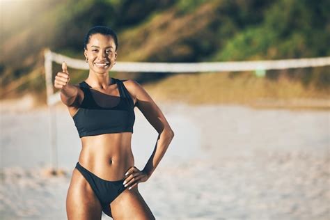 Polegares para cima mulher negra e sucesso no vôlei de praia e