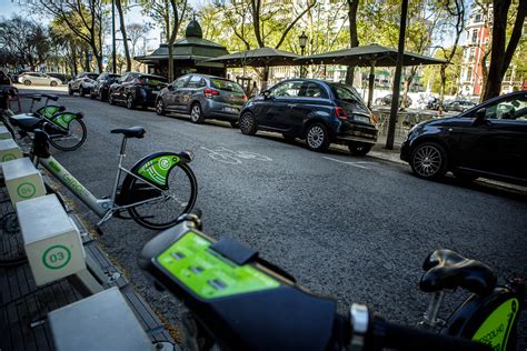 Tr Nsito E Polui O De Volta S Laterais Da Avenida Da Liberdade