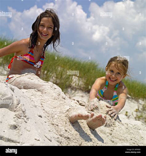 Deux Jeunes Filles Moins De 11 Ans Et 7 Jouer Dans Le Sable Sur La