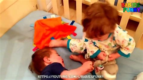 Twin babies fighting over Toy Funny Babies Video Compilation Vidéo