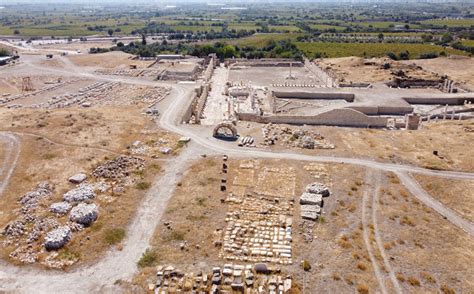 Tripolis Antik Kenti nde heyecanlandıran keşif 1500 yıllık taş kesme