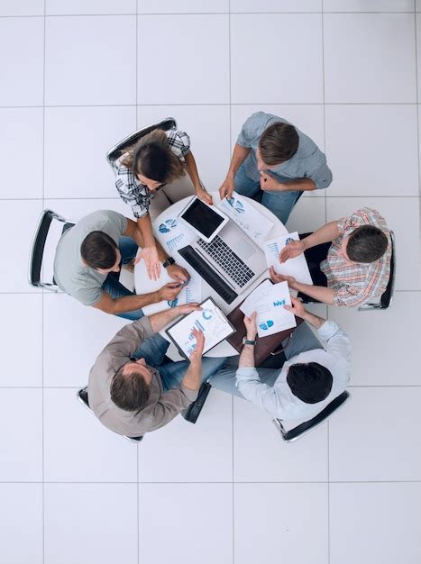 Vista Superiorequipo De Negocios Discutiendo Problemas Financierosfoto