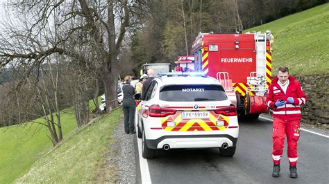 War Nicht Angeschnallt Autolenkerin Kracht Frontal Gegen Baum Und