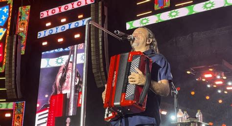 Dorgival Dantas enaltece o forró tradicional durante apresentação em