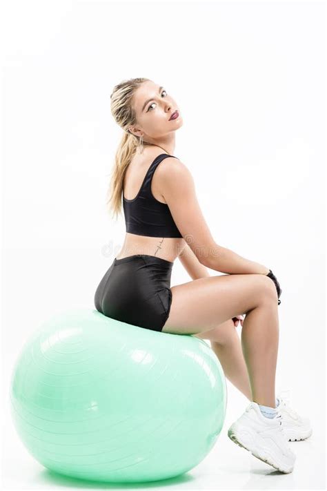 Mujer Que Hace Ejercicio Con La Bola De Los Pilates Imagen De Archivo