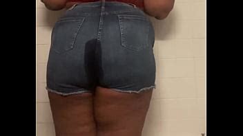 Una mujer joven orina y luego se tira un en el baño XVIDEOS