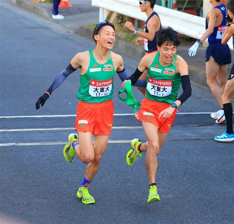 ＜第100回箱根駅伝・往路 鶴見中継所＞タスキを久保田（右）につなぐ大東大・西川 （撮影・白鳥 佳樹） ― スポニチ Sponichi