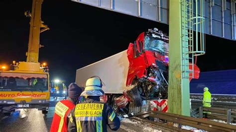 Mehrere Unfälle rund um Fürstenfeldbruck Lkw kracht in Mittel Leitplanke