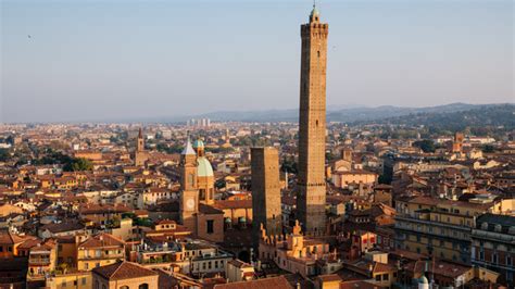 Le Torri Di Bologna Un Viaggio Tra Cielo E Storia Whatsinbo