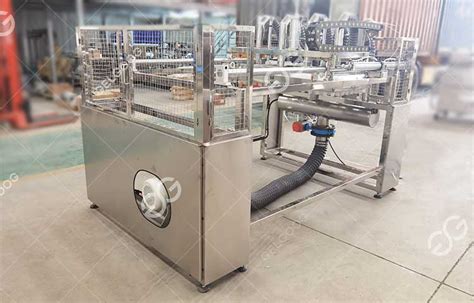 Automatic Vacuum Cake Depanning Machine In Bakery