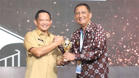 Pangandaran Terima Penghargaan Universal Health Coverage Award