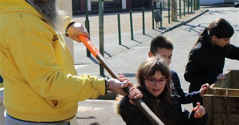 La Bâtie Montgascon Les enfants soccupent de leur composteur