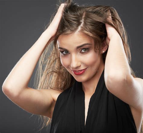 Pelo De La Mujer Retrato Ascendente Cercano De La Belleza De La Cara