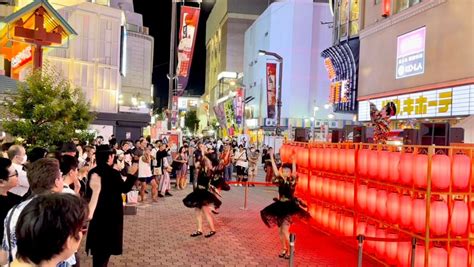 今日の浅草。 浅草夜祭は盆踊りで盛り上がってました。 海外からの方達も見様見真似で踊ってました。 マナーを守って楽しい街歩き 浅草