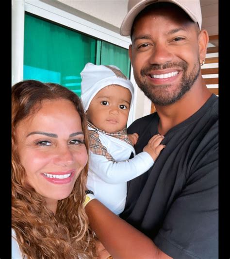 Foto Viviane Araujo em foto o marido Guilherme Militão e o filho