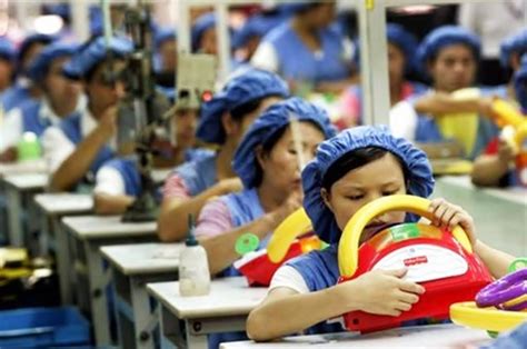 25 Revealing Photographs Of Chinese Toy Factory Workers