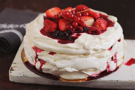 Tort Pavlova cu mascarpone şi fructe de pădure