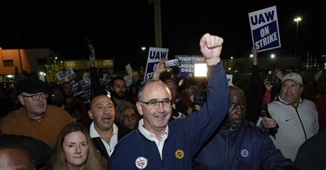 United Auto Workers Begin Historic Strike Against Ford, GM, Stellantis After Failing to Reach ...