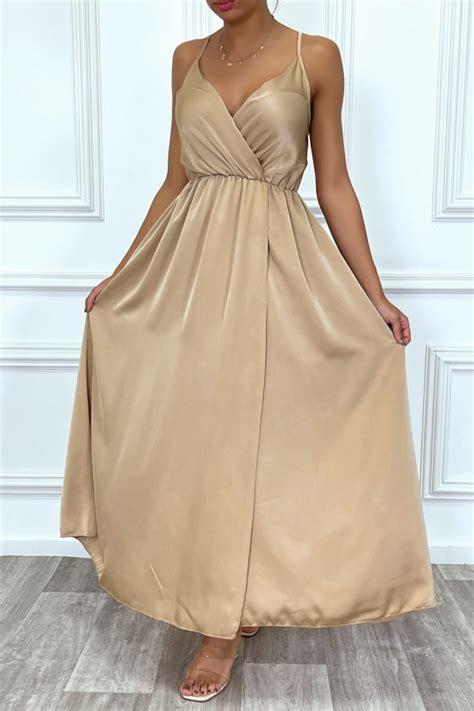 Robe satin cache coeur longue fluide taupe à bretelles fines avec fente