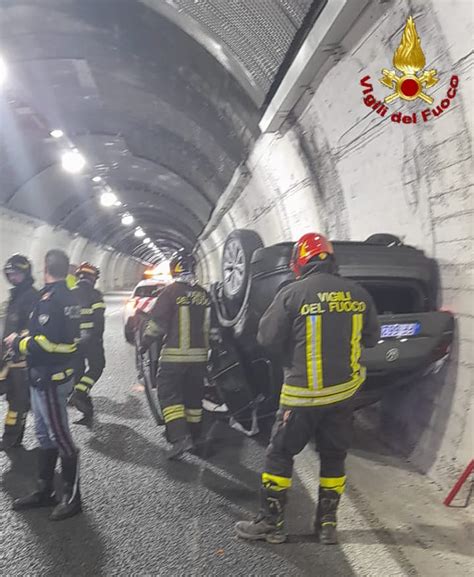 Incidente Nel Tunnel Della Roma Civitavecchia I Vigili Del Fuoco