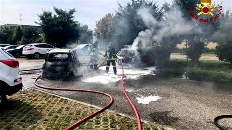 Va A Fuoco Un Auto Nel Parcheggio Della Piscina Solo Tanta Paura Tra I