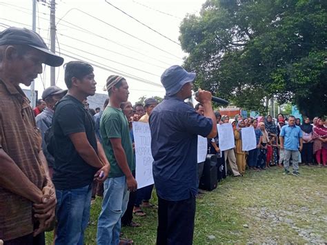 Warga Sigambo Gambo Demo Tolak Penonaktifan Kades Kiyedi Pasaribu Pj