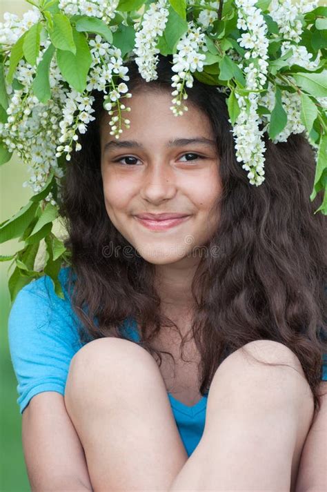 Muchacha Adolescente Con La Guirnalda De Flores De Cerezo En Su Cabeza