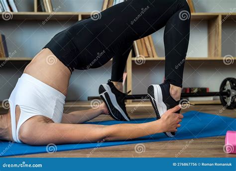 Linda Mulher Praticando Ioga Asana E Esticando O Tapete Na Biblioteca