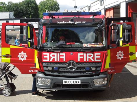 London Fire Brigade Wu Lwx Mercedes Atego Rescue Appli Flickr