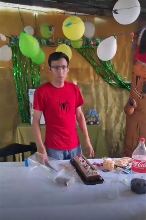 Padre organiza fiesta a su hijo pero mamá no lo deja ir