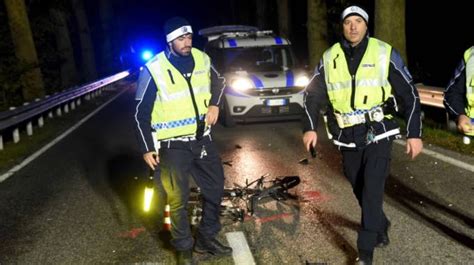 Auto Travolge Bici Morto Un 17enne