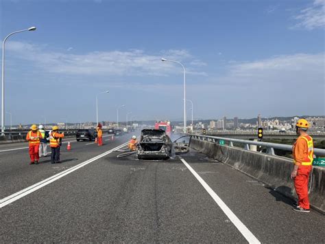 （國道火燒車片）國道1號五楊高架路段火燒車！ 駕駛緊急逃生