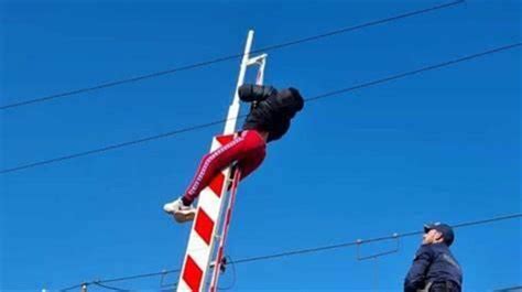 Appeso Alla Sbarra Del Passaggio A Livello Blocca Il Traffico Di Auto E