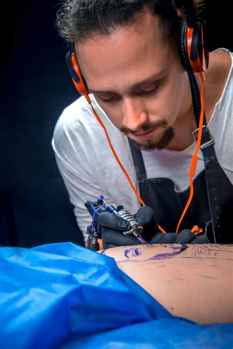 Tatuatore Che Fa Un Tatuaggio In Uno Studio Del Seminario Fotografia